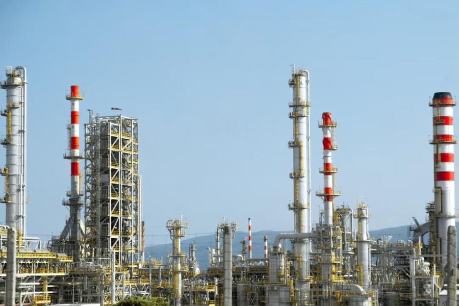 Refinery with distillation columns and stacks